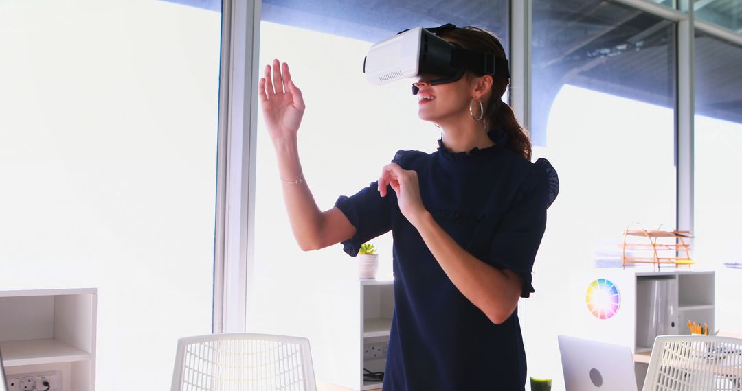 Young Woman Experiencing Virtual Reality in Office Environment - Free Images, Stock Photos and Pictures on Pikwizard.com