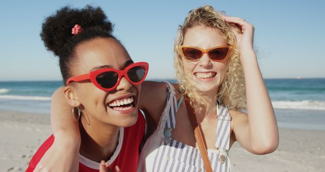 Young Happy Friends Laughing and Enjoying Beach Time in Sunglasses - Download Free Stock Images Pikwizard.com