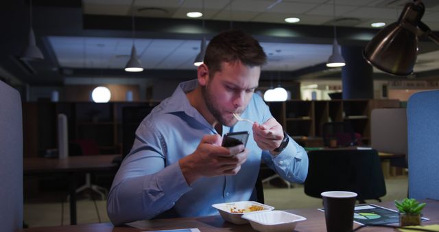 Businessman Eating Lunch While Using Phone in Office - Download Free Stock Images Pikwizard.com