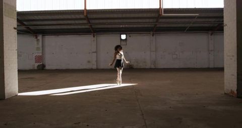 Ballet Dancer Performing en Pointe in Abandoned Warehouse