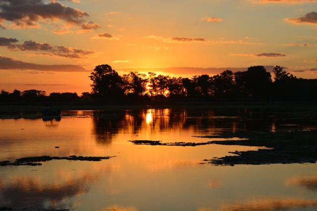 Beautiful Golden Sunset Over Lake with Reflective Water Surface - Download Free Stock Photos Pikwizard.com