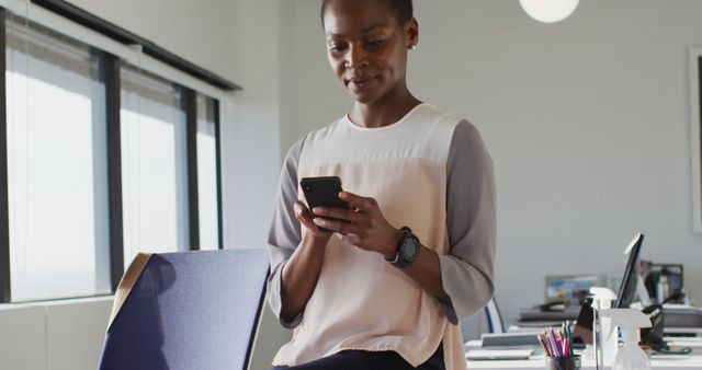 Businesswoman in bright office using smartphone - Download Free Stock Images Pikwizard.com