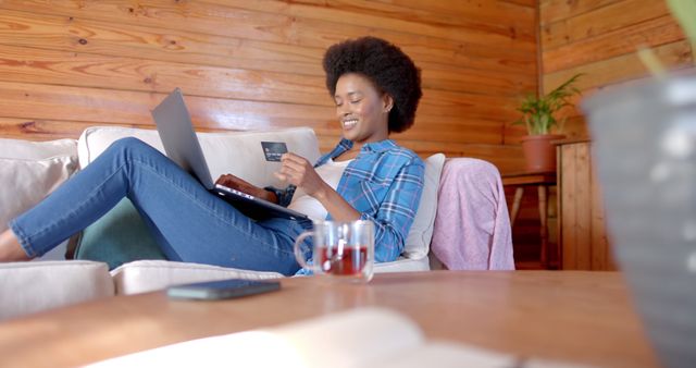 Young Woman Shopping Online with Laptop, Credit Card in Hand, Relaxing at Home - Download Free Stock Images Pikwizard.com