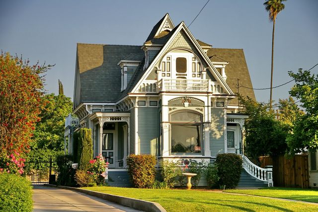 Charming Victorian House with Well-Manicured Lawn - Download Free Stock Photos Pikwizard.com