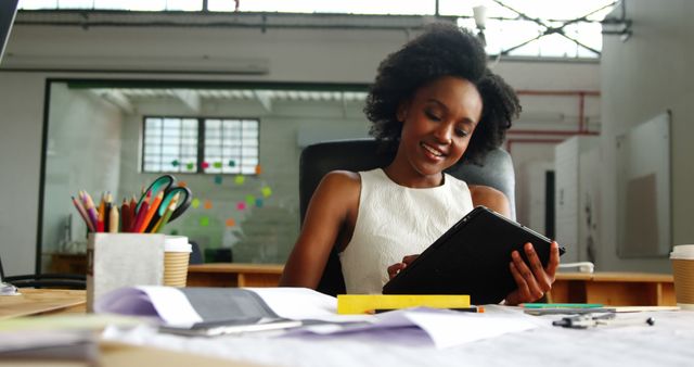 Smiling African American Woman Using Tablet in Office - Download Free Stock Images Pikwizard.com