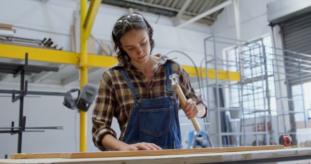 Young Woman Woodworking in Workshop with Hammer and Safety Glasses - Download Free Stock Images Pikwizard.com