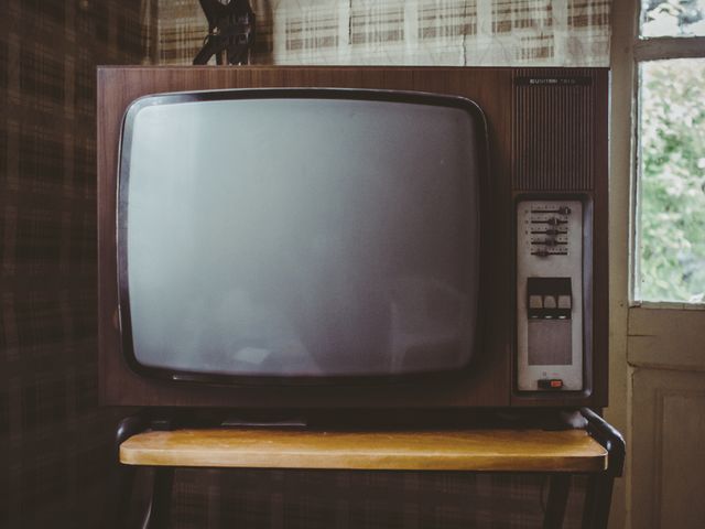 Vintage Retro Television Set Displaying Blank Screen in Cozy Room - Download Free Stock Photos Pikwizard.com