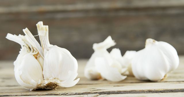 Fresh Garlic Bulb and Cloves on Rustic Wooden Table - Download Free Stock Images Pikwizard.com