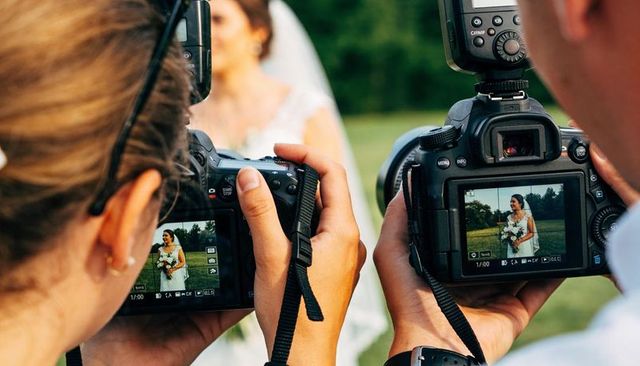 Capturing bride on lawn with dual dslr lcds showing bouquet at outdoor wedding portrait