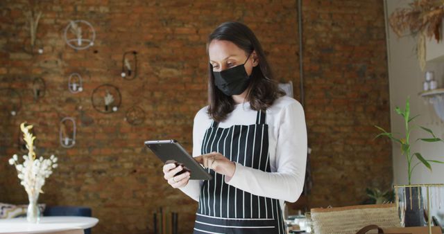 Female Masked Barista Using Digital Tablet in Coffee Shop - Download Free Stock Images Pikwizard.com