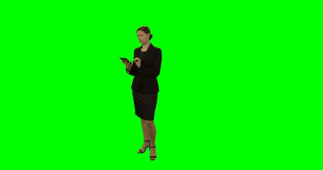 Professional Businesswoman Using Smartphone with Green Screen Background - Download Free Stock Images Pikwizard.com