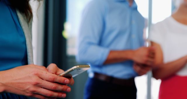 Casual Business Meeting, Colleagues Using Smartphones and Chatting - Download Free Stock Images Pikwizard.com