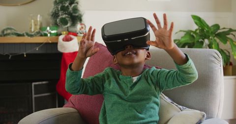 child enjoying virtual reality experience at christmas - Download Free Stock Images Pikwizard.com
