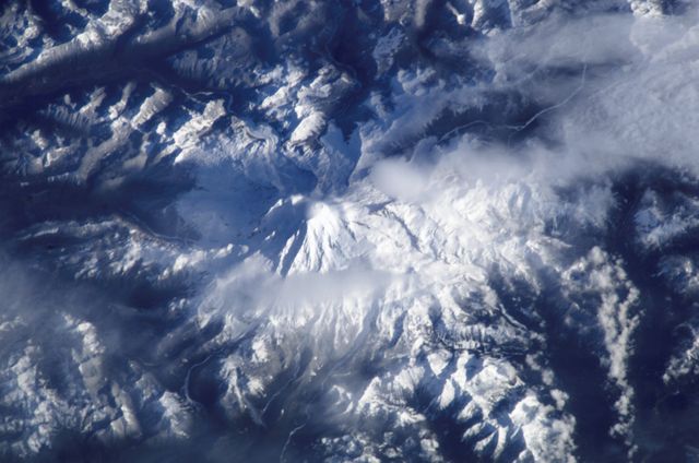 ISS008-E-17649 (29 February 2004) --- This view featuring Mount Rainer, Washington, was photographed by an Expedition 8 crewmember on the International Space Station (ISS).
