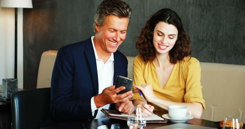 Business colleagues collaborating during casual lunch meeting