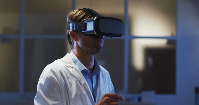 Male Scientist Using Virtual Reality Headset for Innovative Research - Download Free Stock Images Pikwizard.com