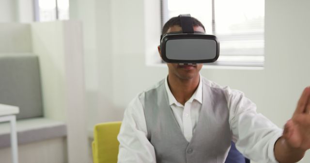 Man Exploring Virtual Reality Technology in Office Setting - Download Free Stock Images Pikwizard.com