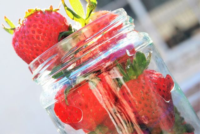Fresh Strawberries in Water Jar with Sunlight Reflection Close-Up - Download Free Stock Photos Pikwizard.com