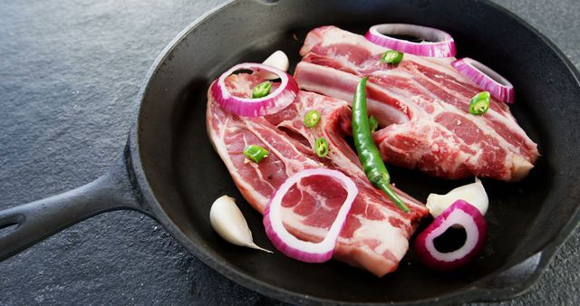 Fresh Raw Pork Ribs with Onions, Peppers, and Garlic in Cast Iron Pan - Download Free Stock Images Pikwizard.com