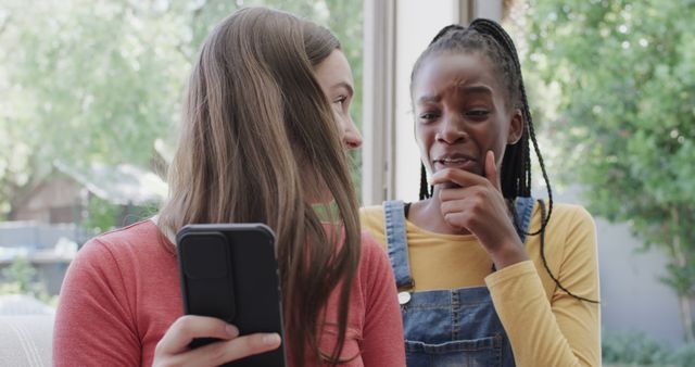 Diverse Teenage Friends Sharing Puzzled Reaction to Smartphone - Download Free Stock Images Pikwizard.com