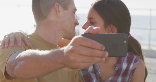 Couple taking selfie on beach with smartphone - Download Free Stock Images Pikwizard.com