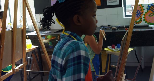 Young African American Girl Focused on Painting in Art Class - Download Free Stock Images Pikwizard.com