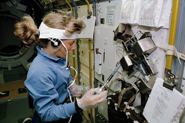 STS047-02-003 (12 - 20 Sept 1992) --- Astronaut N. Jan Davis, mission specialist, works at the Continuous Heating Furnace (CHF) in the Spacelab-J Science Module.  This furnace provided temperatures up to 1,300 degrees Celsius and rapid cooling to two sets of samples concurrently.  The furnace accommodated in-space experiments in the Fabrication of Si-As-Te:Ni Ternary Amorphous Semiconductor and the Crystal Growth of Compound Semiconductors.  These were two of the many experiments designed and monitored by Japan's National Space Development Agency (NASDA).