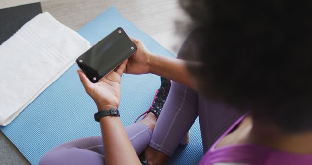 Woman in Sportswear Using Smartphone for Home Workout Inspiration - Download Free Stock Images Pikwizard.com