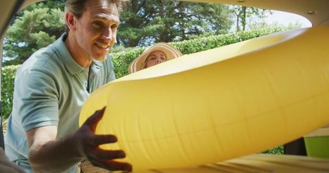 Family Packing Car with Inflatable Tube for Summer Vacation