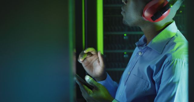 Engineer in Server Room Analyzing Data on Smartphone - Download Free Stock Photos Pikwizard.com