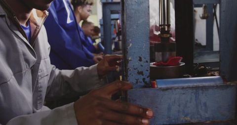 Hydraulic Press Operation in Industrial Setting