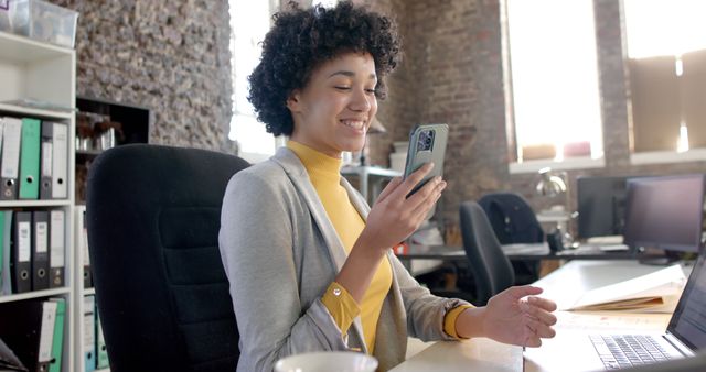 Smiling Black Woman Using Smartphone in Modern Office - Download Free Stock Images Pikwizard.com