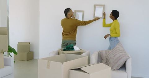 Couple Setting Blank Frames While Moving into New Home Decor Ideas