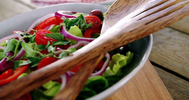 Fresh Summer Salad With Cherry Tomatoes, Onions, and Mixed Greens - Download Free Stock Images Pikwizard.com