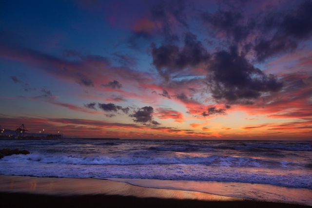 Vibrant Sunset Over Ocean Waves - Download Free Stock Photos Pikwizard.com