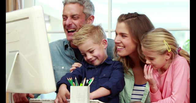 Happy Family Using Computer Together, Smiling Parents and Children - Download Free Stock Images Pikwizard.com