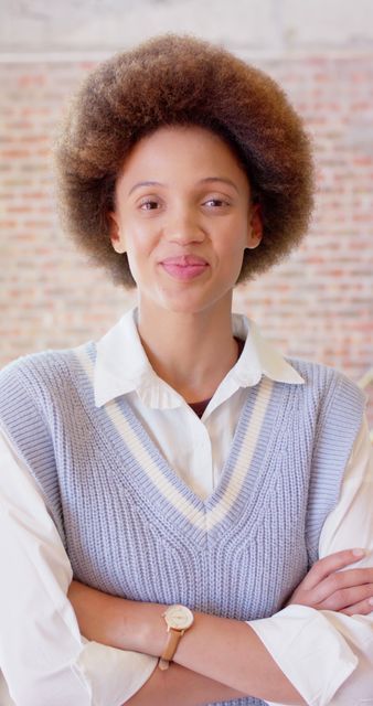 Young Professional African American Woman Smiling Confidently in Office - Download Free Stock Images Pikwizard.com