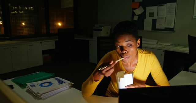 Focused Businesswoman Eating Takeout Late at Night in An Office - Download Free Stock Images Pikwizard.com