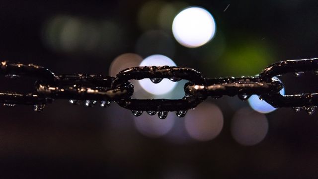Wet Chain Links with Water Droplets in Focus - Download Free Stock Photos Pikwizard.com