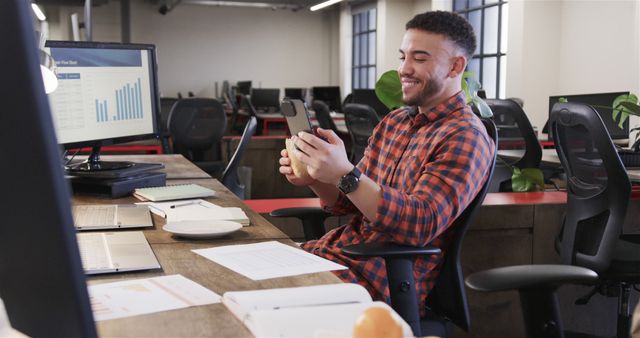 Cheerful Businessman Enjoying Lunch Break with Smartphone in Office - Download Free Stock Images Pikwizard.com