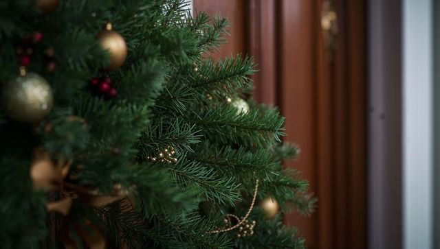 Luxurious Christmas Doorway Wreath with Gold Ornaments