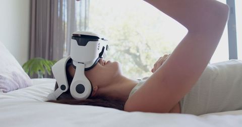 Teen Experiencing Virtual Reality at Home on a White Bed - Download Free Stock Images Pikwizard.com