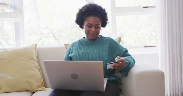 Smiling Woman Online Shopping with Laptop and Credit Card on Sofa - Download Free Stock Images Pikwizard.com