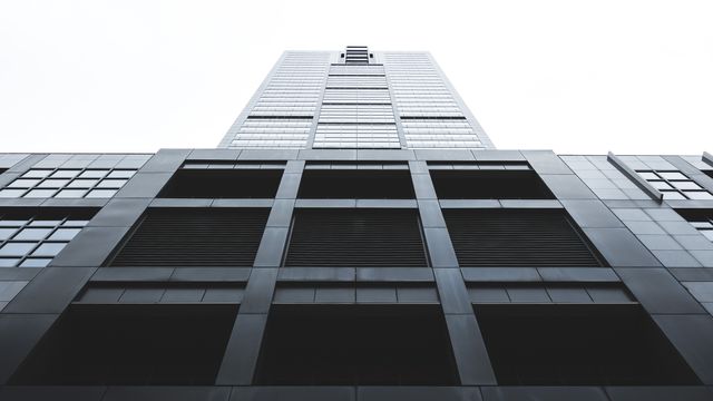Modern Skyscraper Building Facade with Glass Windows - Download Free Stock Photos Pikwizard.com