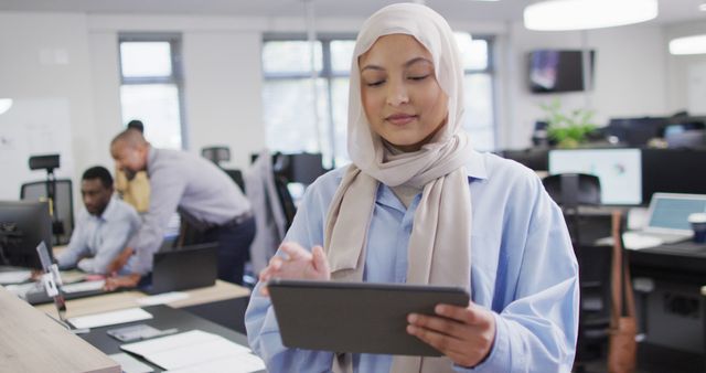 Focused Businesswoman Using Tablet in Office Setting - Download Free Stock Images Pikwizard.com