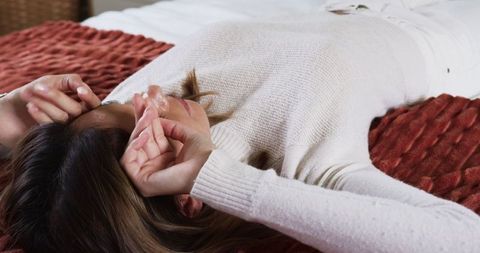 Relaxation and serenity in minimalist bedroom setting