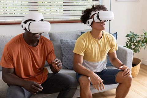 Diverse Friends Exploring Virtual Reality Technology in Living Room