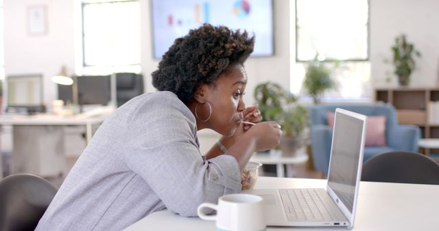 Professional Woman Eating Lunch at Desk While Working on Laptop - Download Free Stock Images Pikwizard.com