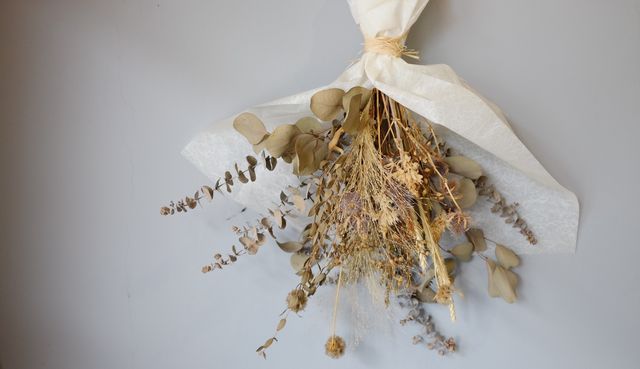 This dried flower bouquet exudes minimalist elegance with its rustic charm and neutral tones, making it perfect for natural decor and wall decoration projects. Ideal for interior design inspirations, blogs about simple aesthetics, or bohemian style home decor themes.