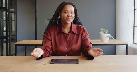 Businesswoman Using Tablet to Present Innovative Ideas in Office - Download Free Stock Images Pikwizard.com